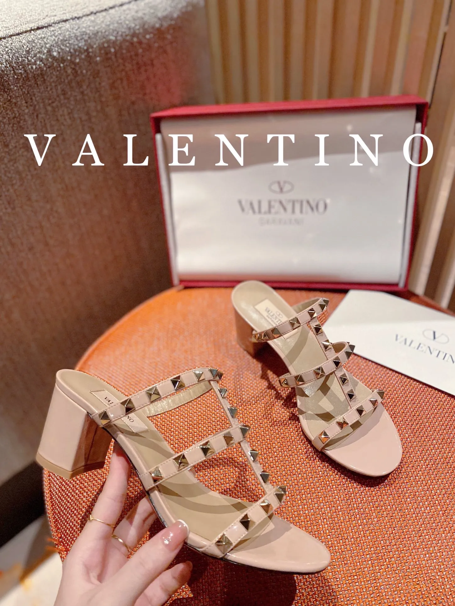 👟👟Ex-factory price 440👟👟 High-end quality 𝑉𝐴𝐿𝐸𝑁𝑇𝐼𝑁𝑂 Valentino ♡ͥ | Level🔍 The classic king flip flops are also so beautiful. The textured hardware brings out a full sense of luxury. After putting it on my feet, I was shocked that my feet looked slimmer! The new season lives up to expectations! Worth buying ★Imported cowhide is absolutely high-grade ❥Original method is absolutely sensual ❥Elegant style creates a different feeling🙈 Simple temperament style!  ♡ show bdetails ———————————— ⊿▸: Size｜35-40 (customized at 40.41.42) ⊿▸: Material｜Imported cowhide ⊿▸: Material | Padded sheepskin ⊿▸: Material | Italian🇮🇹 genuine leather outsole ⊿▸: Heel height｜6cm